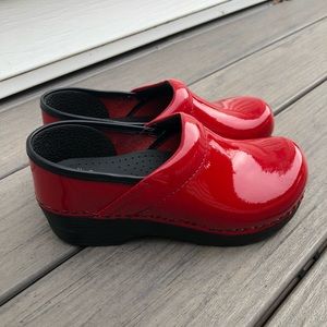Dansko Gitte Red Patent Leather Little Girls' Clogs - Dize 32 (US Size 1.5-2)